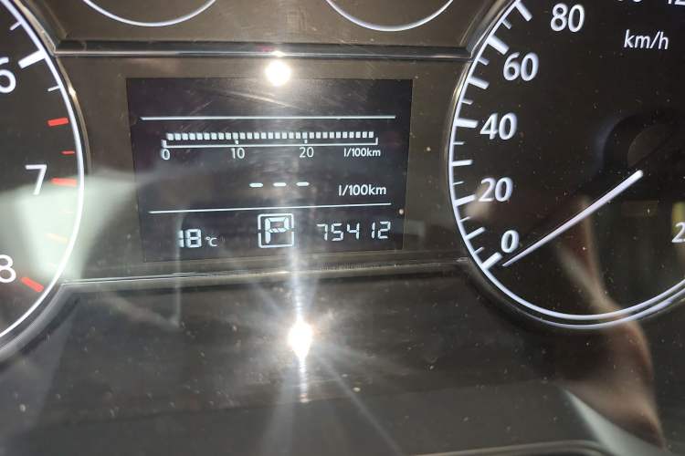 Used Nissan Tiida 2014 1.6L CVT Smart Model Odometer Close Up