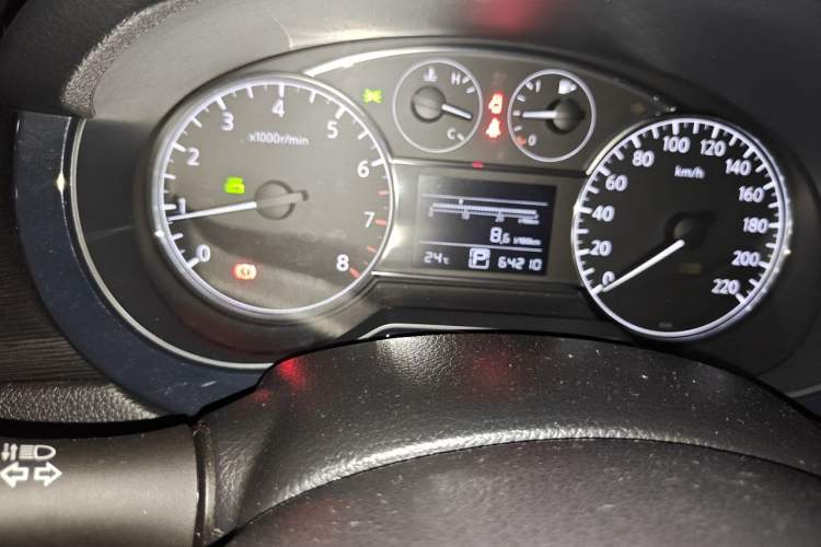 Used Nissan Tiida 2014 1.6L CVT Smart Model Odometer Close Up