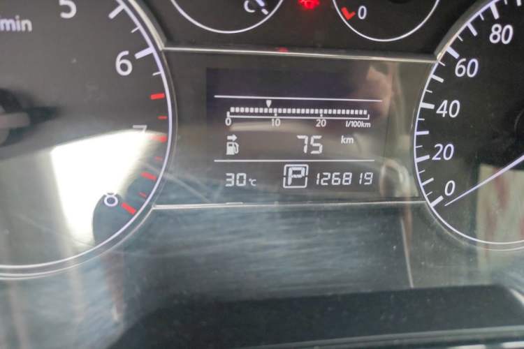 Used Nissan Tiida 2014 1.6L CVT Smart Model Odometer Close Up