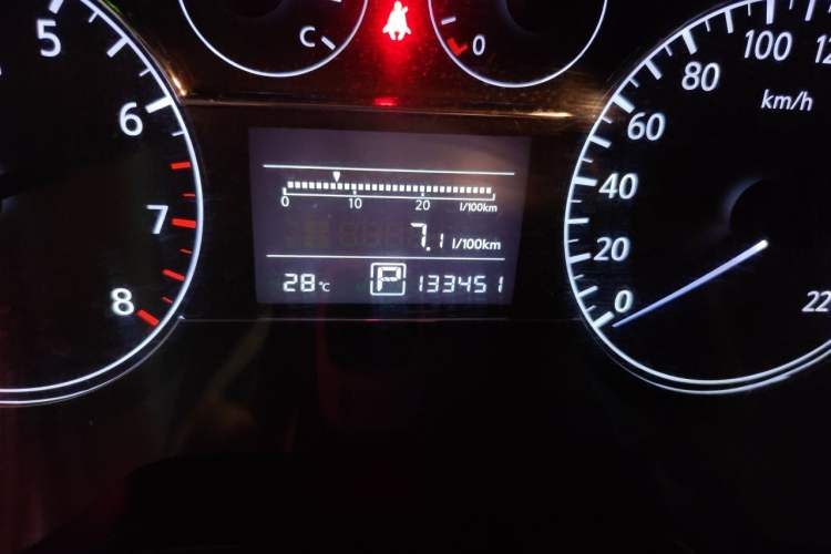 Used Nissan Tiida 2014 1.6L CVT Comfort Model Odometer Close Up