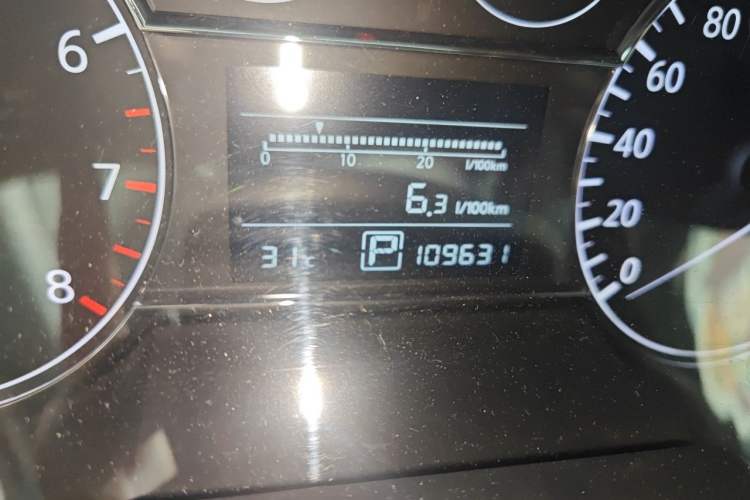 Used Nissan Tiida 2014 1.6L CVT Smart Model Odometer Close Up