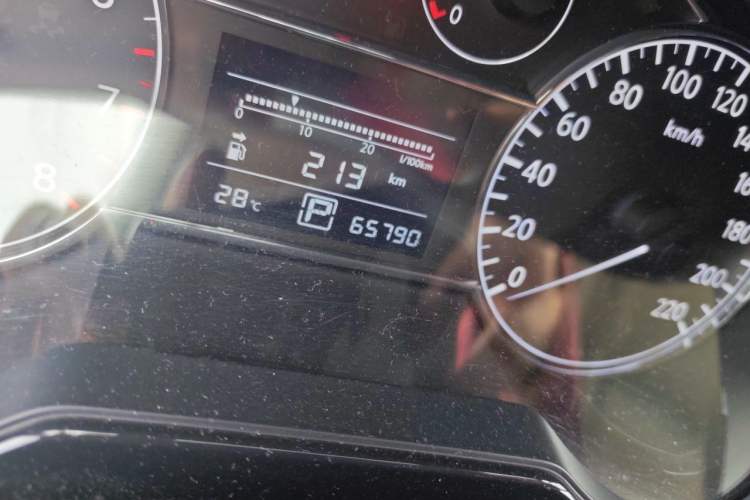 Used Nissan Tiida 2014 1.6L CVT Smart Model Odometer Close Up