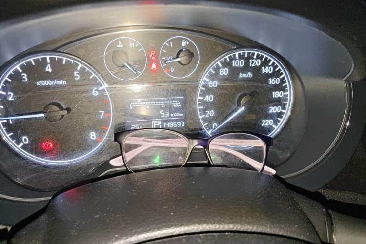 Used Nissan Tiida 2014 1.6L CVT Smart Model Odometer Close Up