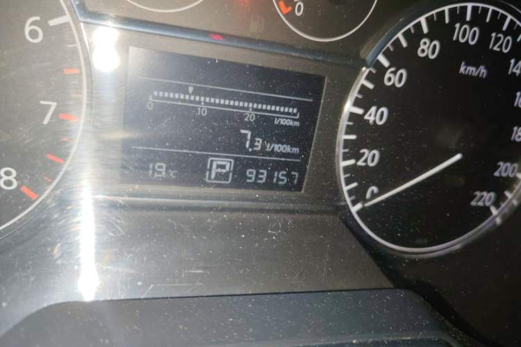 Used Nissan Tiida 2014 1.6L CVT Smart Model Odometer Close Up