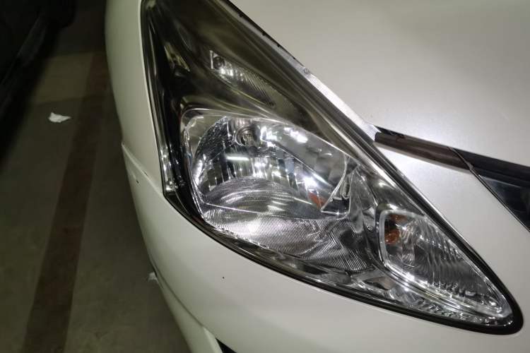 Used Nissan Tiida 2014 1.6L CVT Smart Model Right Front Headlight