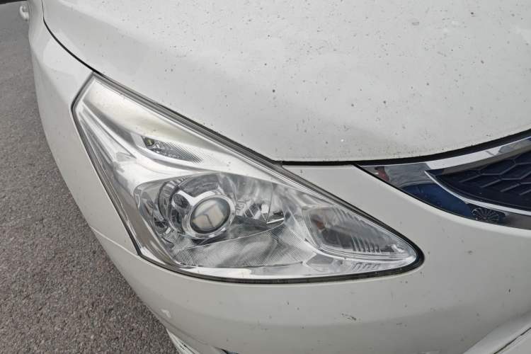 Used Nissan Tiida 2014 1.6L Manual Comfort Model Right Front Headlight