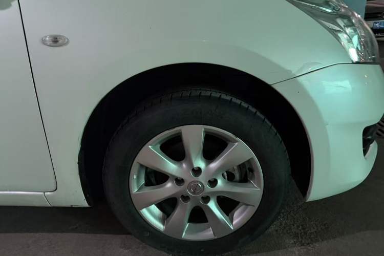 Used Nissan Tiida 2014 1.6L CVT Cool Cafe Edition Right Front Wheel Hub