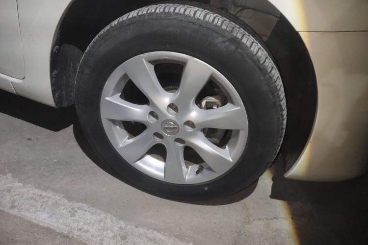 Used Nissan Tiida 2014 1.6L CVT Cool Cafe Edition Right Front Wheel Hub