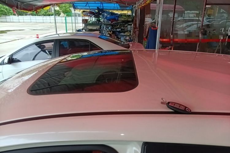 Used Nissan Tiida 2014 1.6L CVT Cool Cafe Edition Roof
