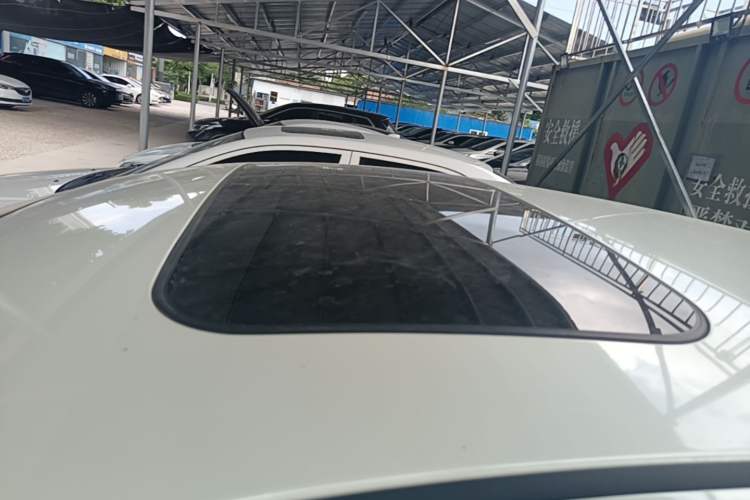 Used Nissan Tiida 2014 1.6L CVT Smart Model Roof