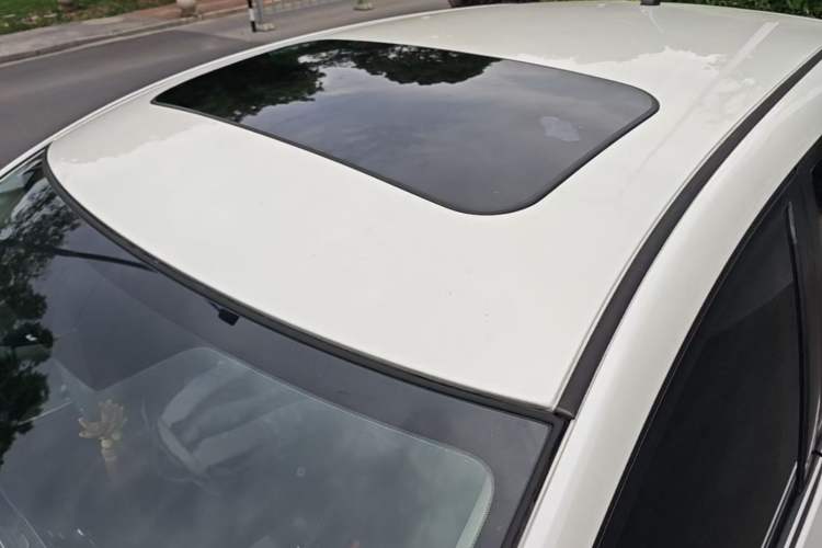 Used Nissan Tiida 2014 1.6L CVT Smart Model Roof
