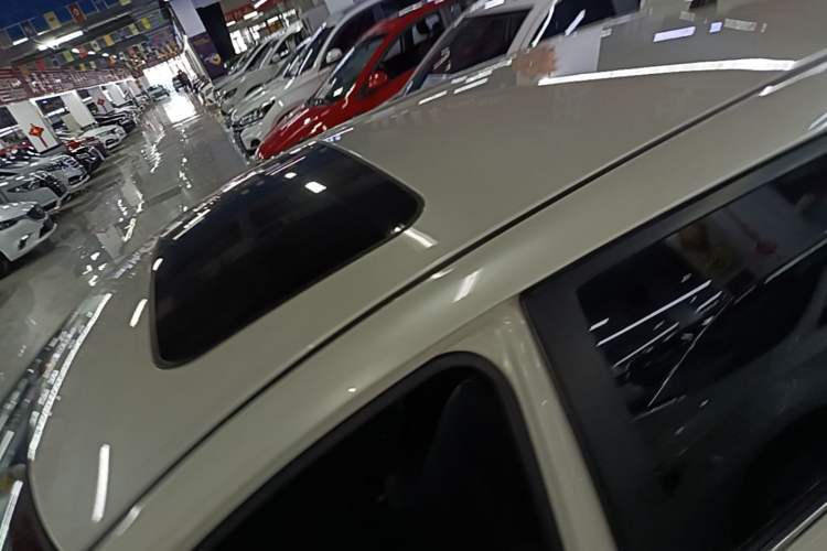 Used Nissan Tiida 2014 1.6L CVT Smart Model Roof