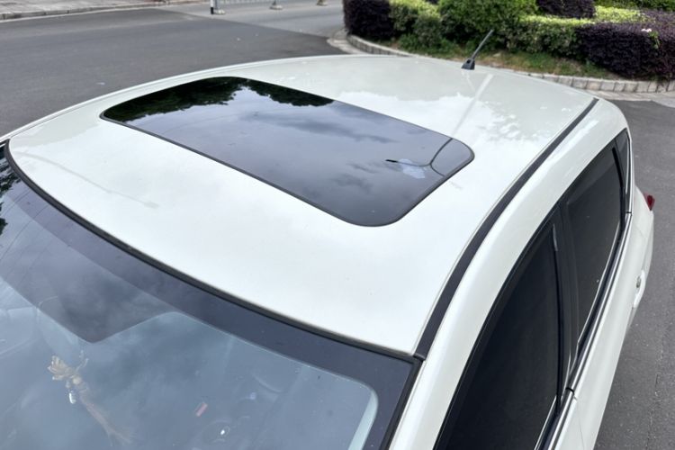Used Nissan Tiida 2014 1.6L CVT Smart Model Roof