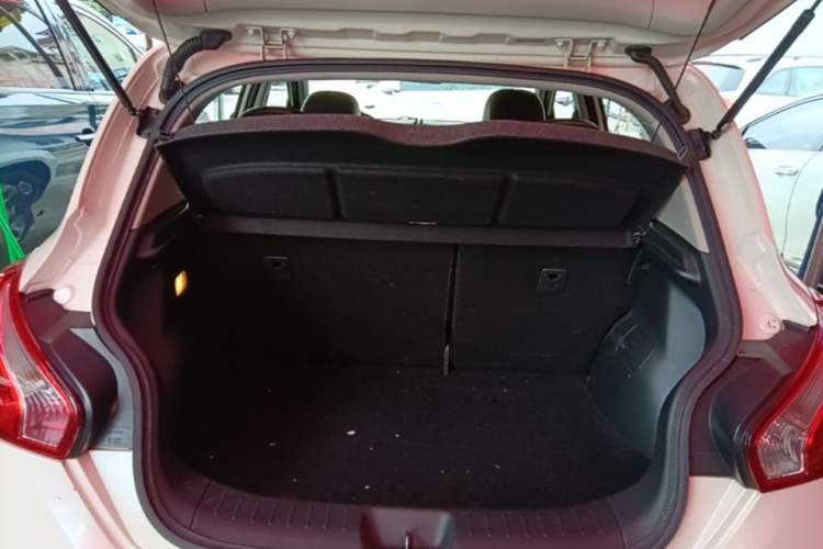 Used Nissan Tiida 2014 1.6L CVT Cool Cafe Edition Trunk
