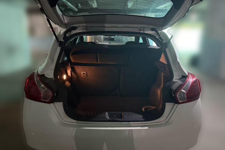 Used Nissan Tiida 2014 1.6L CVT Cool Cafe Edition Trunk