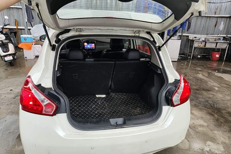 Used Nissan Tiida 2014 1.6L CVT Smart Model Trunk