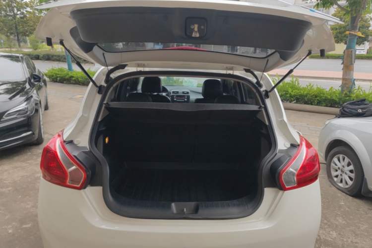 Used Nissan Tiida 2014 1.6L CVT Smart Model Trunk