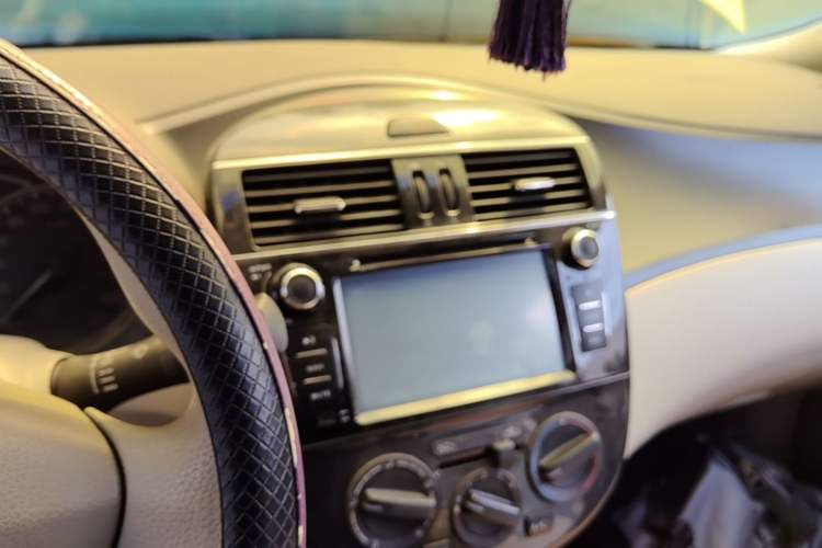 Used Nissan Tiida 2014 1.6L CVT Comfort Model Audio And AC Panel