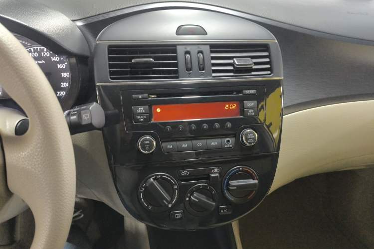Used Nissan Tiida 2014 1.6L CVT Comfort Model Audio And AC Panel