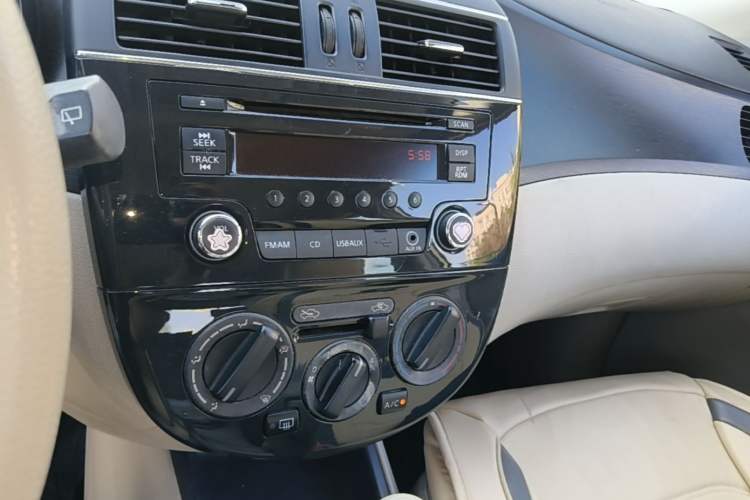 Used Nissan Tiida 2014 1.6L CVT Comfort Model Audio And AC Panel