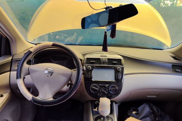 Used Nissan Tiida 2014 1.6L CVT Comfort Model Center Console