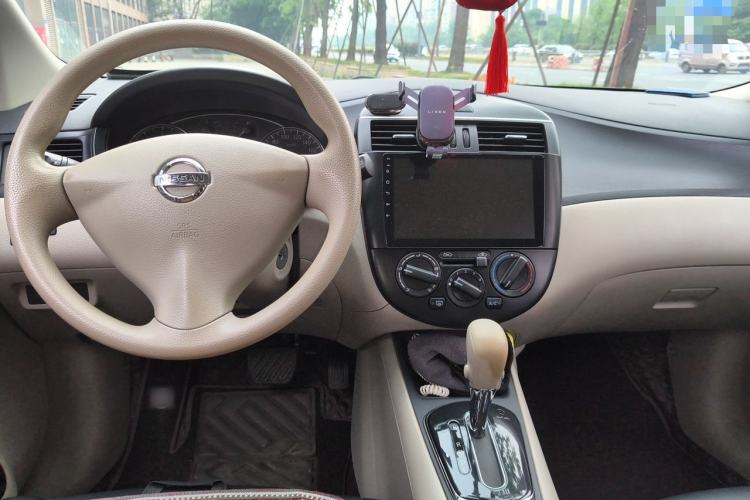 Used Nissan Tiida 2014 1.6L CVT Comfort Model Center Console