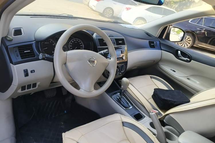 Used Nissan Tiida 2014 1.6L CVT Comfort Model Center Console