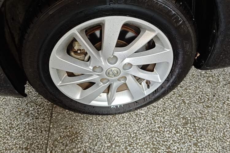 Used Nissan Tiida 2016 1.6L CVT Cool Dynamic Edition Left Front Wheel Hub