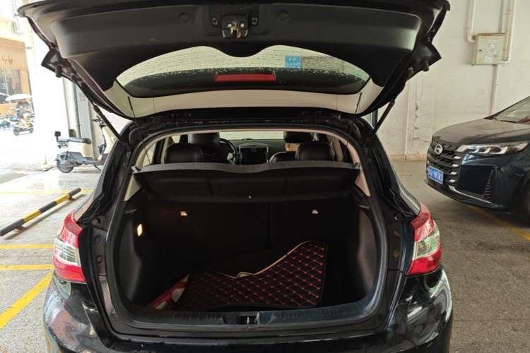 Used Nissan Tiida 2016 1.6L CVT Cool Dynamic Edition Trunk