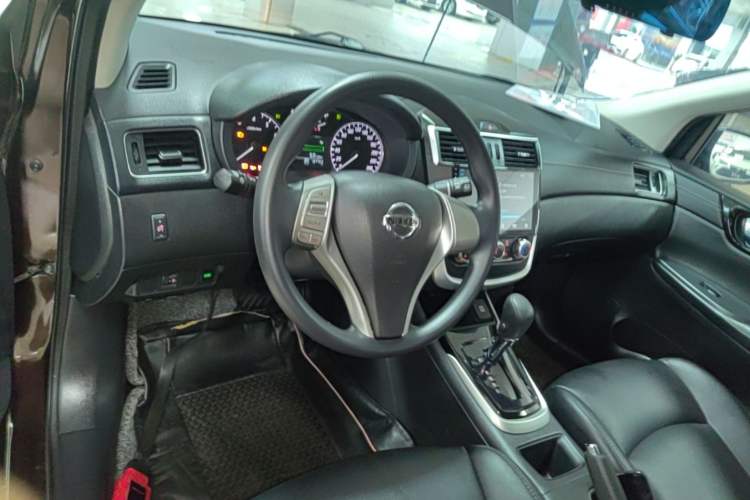 Used Nissan Tiida 2016 1.6L CVT Cool Dynamic Edition Center Console