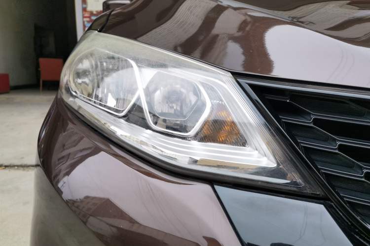 Used Nissan Tiida 2016 1.6L CVT Cool Dynamic Edition Exterior 6