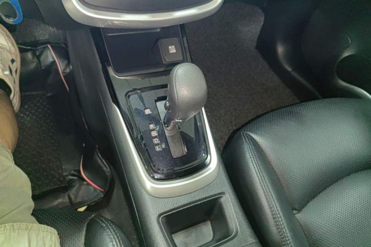Used Nissan Tiida 2016 1.6L CVT Cool Dynamic Edition Gear Lever