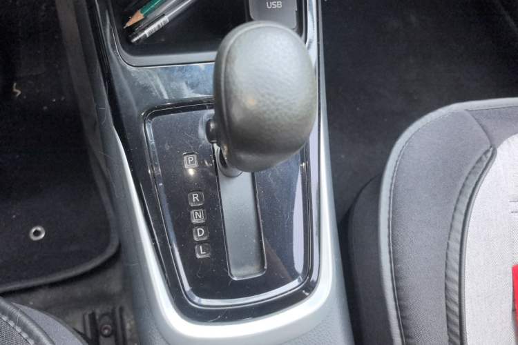 Used Nissan Tiida 2016 1.6L CVT Cool Dynamic Edition Gear Lever