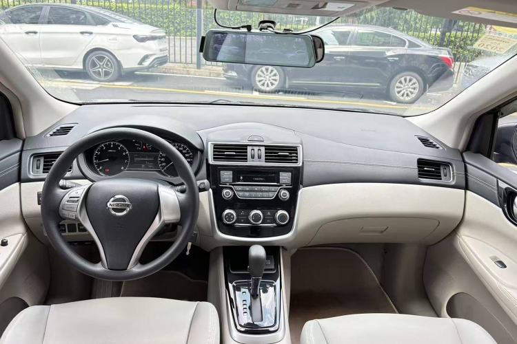 Used Nissan Tiida 2016 1.6L CVT Cool Dynamic Edition Interior 4