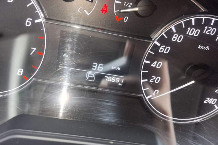 Used Nissan Tiida 2016 1.6L CVT Cool Dynamic Edition Odometer Close Up