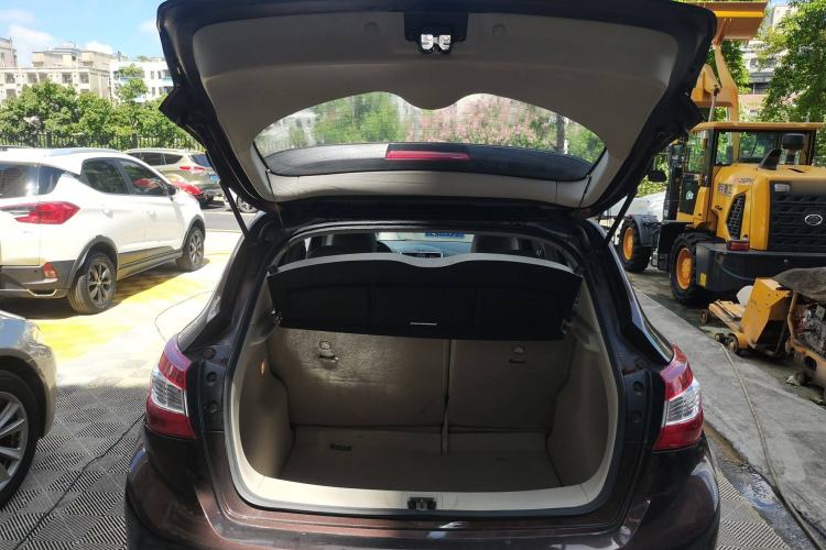Used Nissan Tiida 2016 1.6L CVT Cool Dynamic Edition Trunk