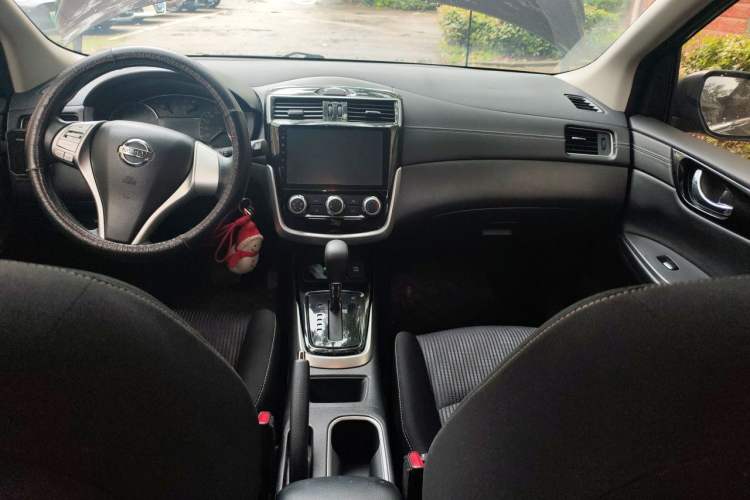 Used Nissan Tiida 2016 1.6L CVT Cool Dynamic Edition Center Console