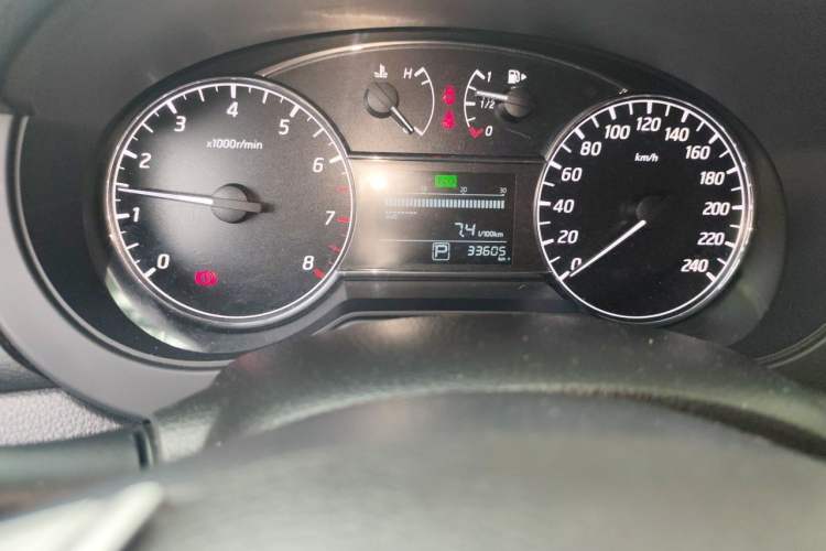 Used Nissan Tiida 2016 1.6L CVT Cool Dynamic Edition Odometer Close Up