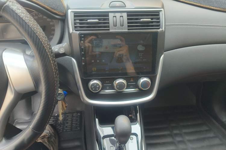Used Nissan Tiida 2016 1.6L CVT Cool Dynamic Edition Audio And AC Panel