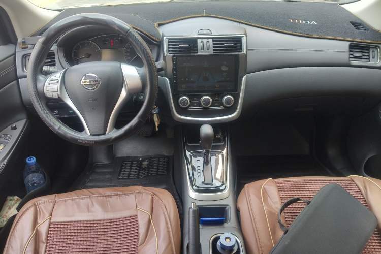 Used Nissan Tiida 2016 1.6L CVT Cool Dynamic Edition Center Console