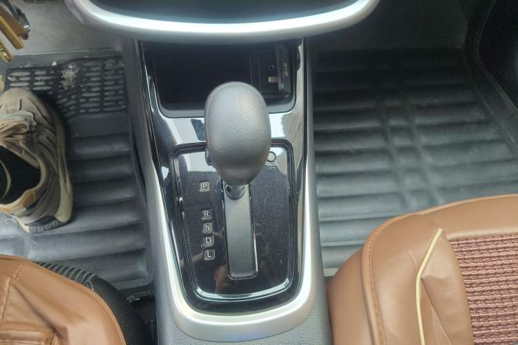 Used Nissan Tiida 2016 1.6L CVT Cool Dynamic Edition Gear Lever