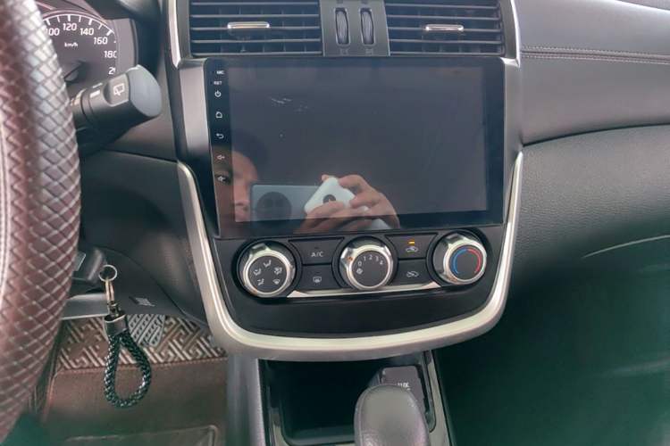 Used Nissan Tiida 2016 1.6L CVT Cool Dynamic Edition Audio And AC Panel