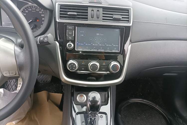 Used Nissan Tiida 2016 1.6L CVT Smart Drive Edition Audio And AC Panel