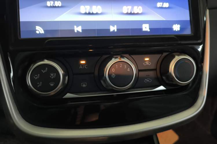 Used Nissan Tiida 2016 1.6L CVT Cool Dynamic Edition Audio And AC Panel