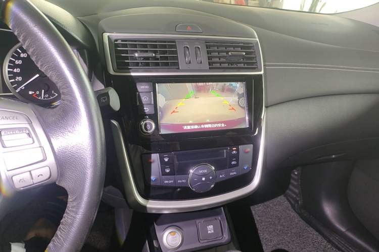 Used Nissan Tiida 2016 1.6L CVT ZhiZun Edition Audio And AC Panel