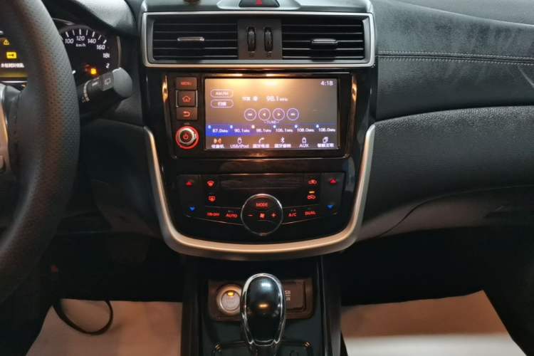 Used Nissan Tiida 2016 1.6L CVT ZhiZun Edition Audio And AC Panel