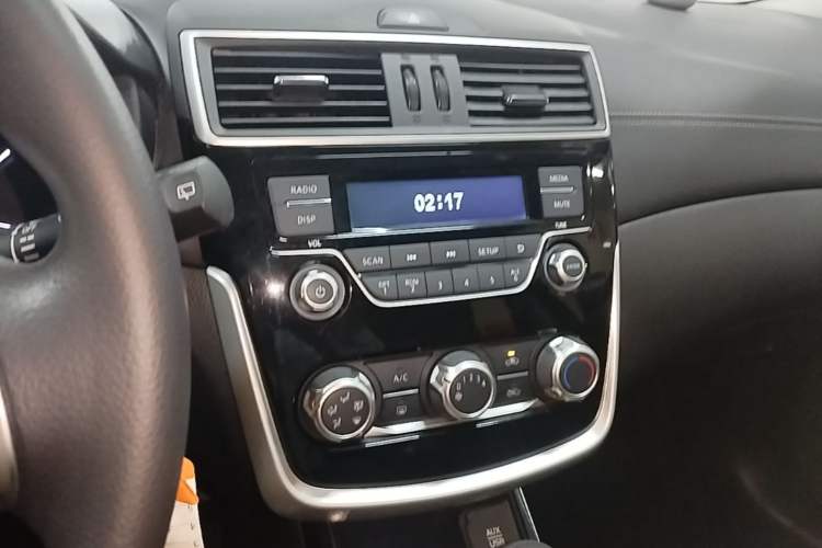 Used Nissan Tiida 2016 1.6L CVT Cool Dynamic Edition Audio And AC Panel