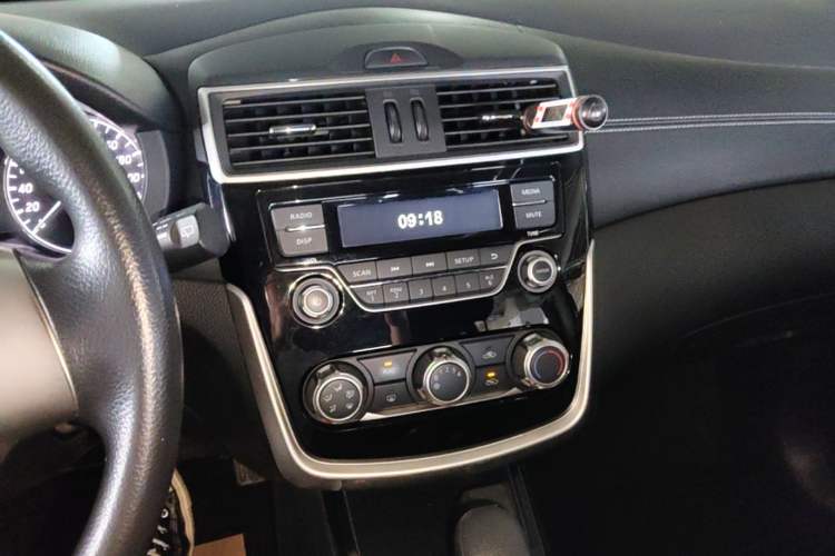Used Nissan Tiida 2016 1.6L CVT Cool Dynamic Edition Audio And AC Panel