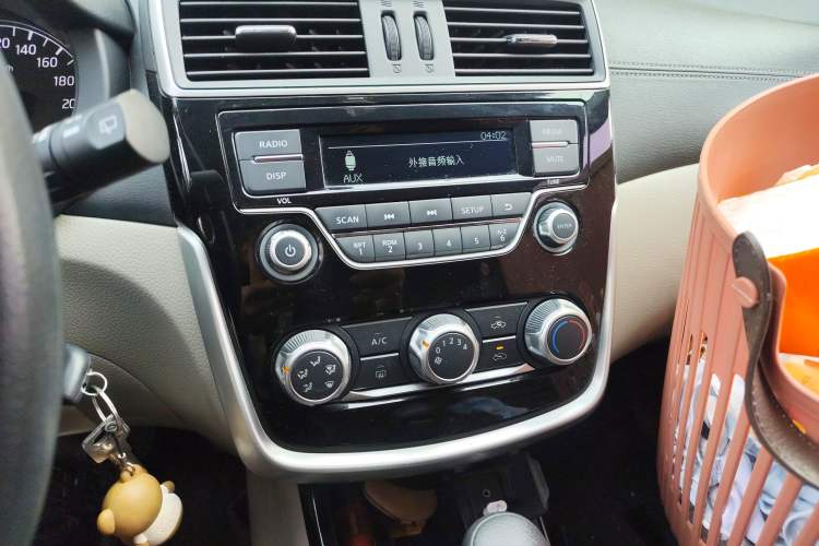 Used Nissan Tiida 2016 1.6L CVT Cool Dynamic Edition Audio And AC Panel