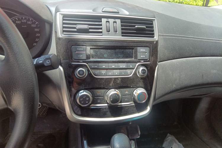 Used Nissan Tiida 2016 1.6L CVT Cool Dynamic Edition Audio And AC Panel